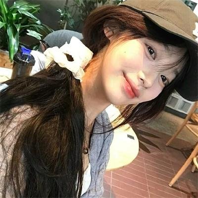 高墙、黑色与帅小伙